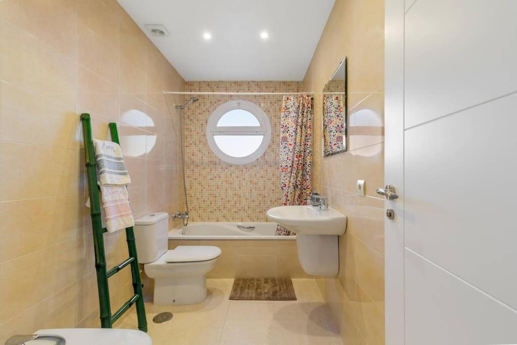 Apartamento Calma Beach Home Торемолинос Екстериор снимка